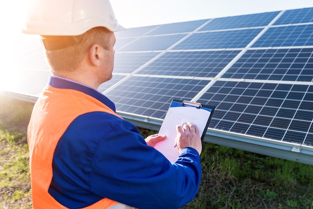 Examen par un inspecteur de modules photovoltaïques à l'aide d'une caméra thermique