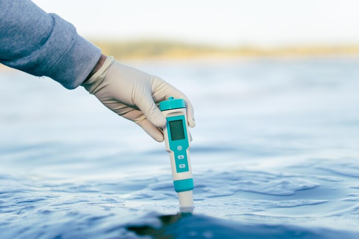 Photo examen de la qualité de l'eau dans un réservoir naturel, un appareil pour mesurer les impuretés dans l'eau dans le