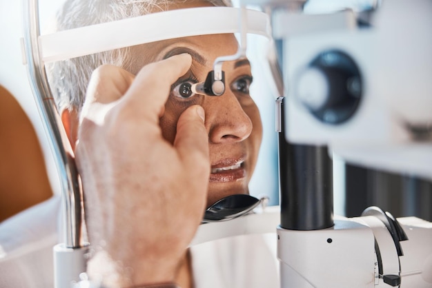 Examen de la rétine du zoom oculaire principal et examen médical des yeux d'une femme âgée lors d'une consultation médicale Concentration sur les soins de la vision et patiente âgée avec un expert-conseil en bien-être pour l'examen des lentilles et du glaucome