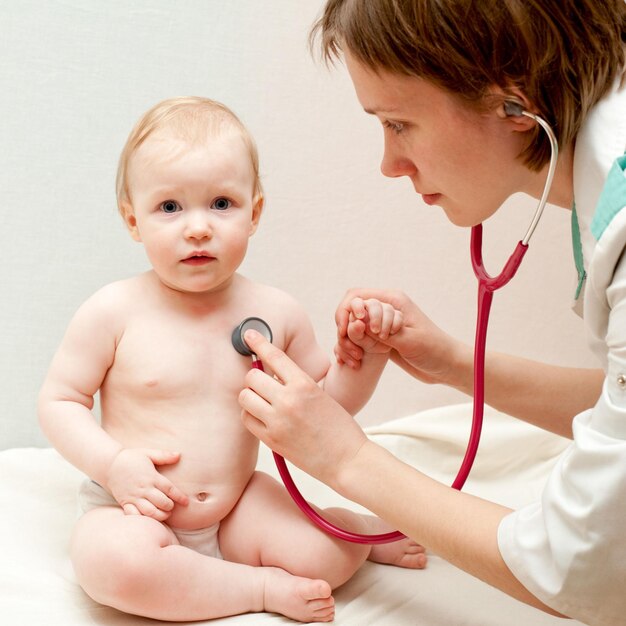 Examens de médecin pour enfants bébé avec stéthoscope