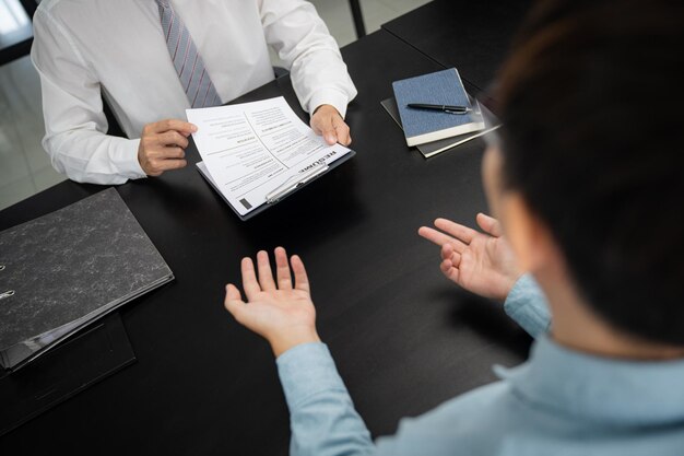 Examinateur lisant un curriculum vitae lors d'un entretien d'embauche au bureau Concept d'entreprise et de ressources humaines