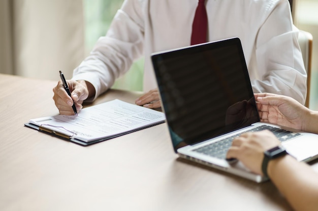 Examinateur lisant un curriculum vitae lors d'un entretien d'embauche au bureau Concept d'entreprise et de ressources humaines