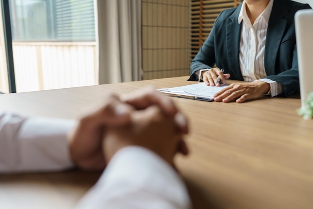 Examinateur lisant un curriculum vitae lors d'un entretien d'embauche au bureau Concept d'entreprise et de ressources humaines