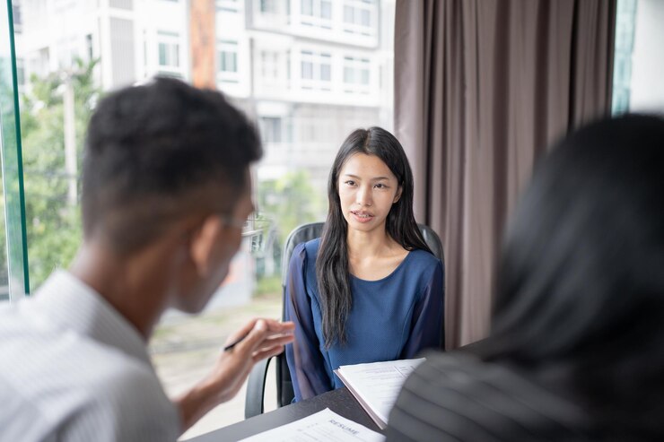 Examinateur lisant un CV lors d'un entretien d'embauche au bureau Concept d'affaires et de ressources humaines