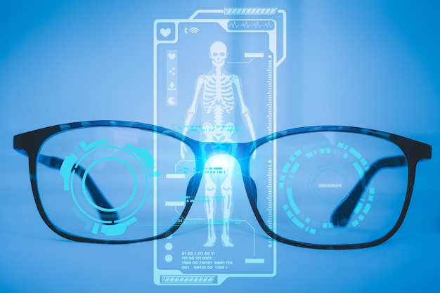 Photo examine une plaque holographique numérique technologique représentant le corps du patient, le cœur, les poumons, les muscles et les os concept médecine futuriste assistance mondiale et avenir