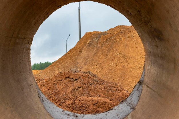 Excavation du sol sur le chantier Un tas de sable et de terre après les travaux de terrassement Tranchée dans le sol