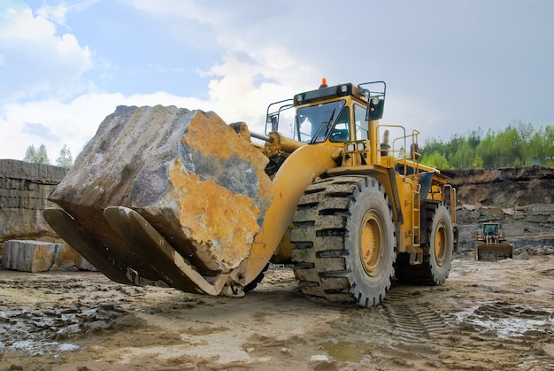 Excavation avec une grosse pierre