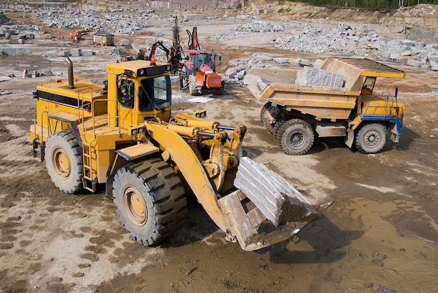 Excavation et véhicule de vidage