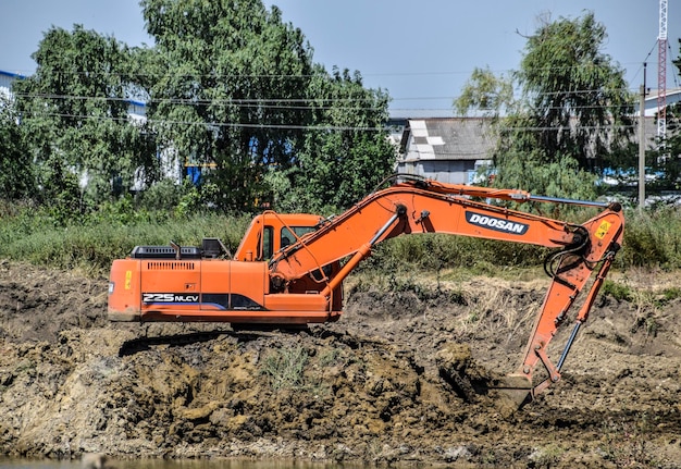 Photo l'excavator creuse de l'argile dans la carrière avec de l' argile l'extraction de l'argile