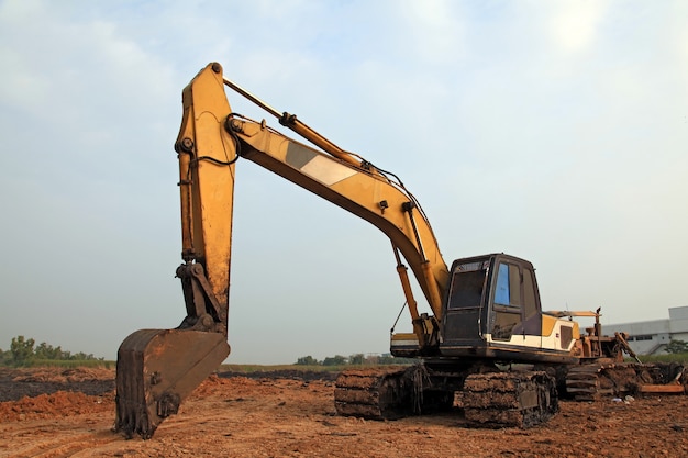 Excavator Loader avec pelle rétrocaveuse debout dans le bac à sable