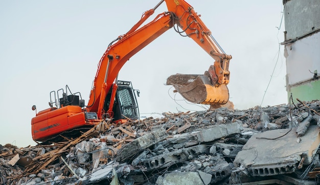 L'excavatrice détruit un vieux bâtiment dans la ville