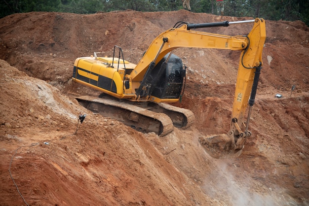 Excavatrice forant au sommet des roches sur le site de construction de l&#39;infrastructure de la fondation