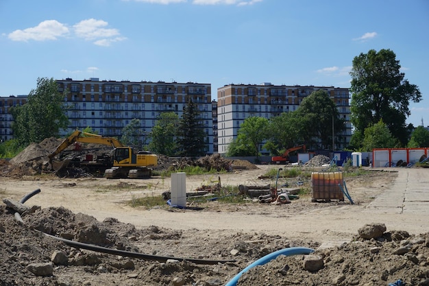 Excavatrice jaune sur chantier