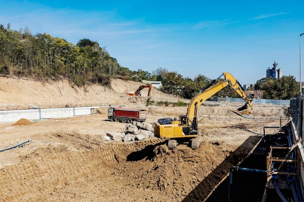 Une excavatrice jaune creusant sur un chantier