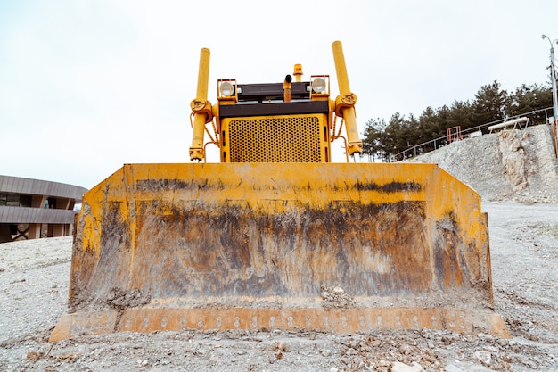 Photo excavatrice jaune pendant les travaux