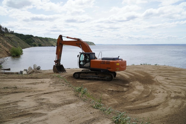 L'excavatrice nivelle la rive sablonneuse de la Volga Oulianovsk Russie