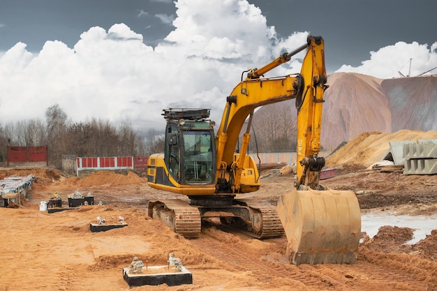 Excavatrice pour les travaux de terrassement sur le chantier de construction Excavatrice pour les travaux d'aménagement des fondations et de construction routière Machines lourdes et équipements de construction