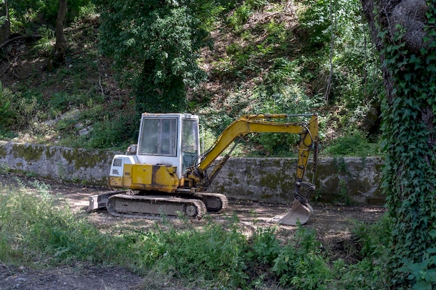 L'excavatrice singlebucket garée au bord de la route