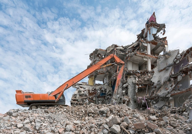 Excavatrice de site de démolition de maison de construction avec machine hydraulique de broyeur et conteneur jaune