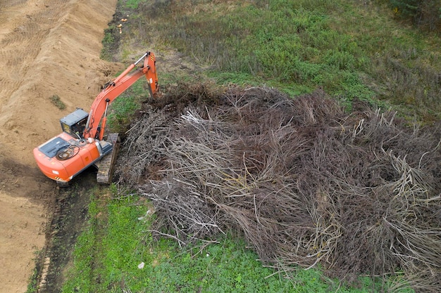 Excavatrice travaillant dans une vue de dessus de marais depuis un drone