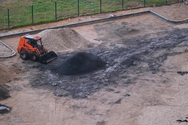 Excavatrice travaillant sur le site, vue de dessus