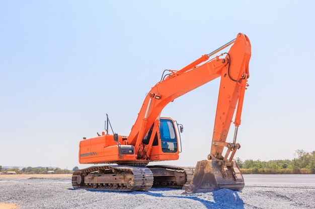 Excavatrices sur un chantier de construction sur un ciel bleu