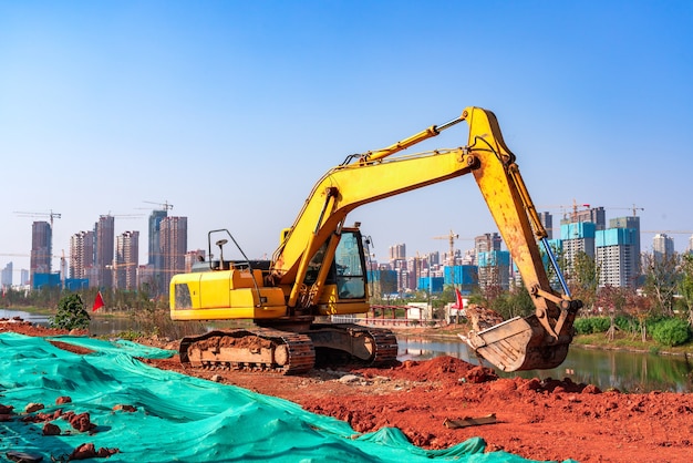 Excavatrices travaillant sur le sol rouge