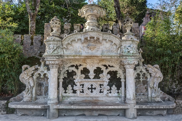 Excellent banc architectural dans le style rococo antique. Quinta Regaleira Sintra Portugal.