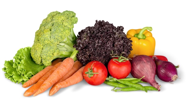 Excellents légumes frais, isolés sur blanc avec un tracé de détourage