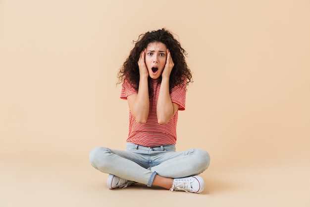 Excité choqué jeune femme isolée