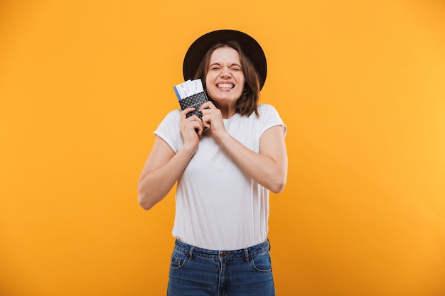 Excité émotionnel jeune femme touriste tenant un passeport