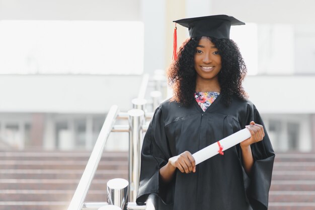 Excité femme afro-américaine à son diplôme.