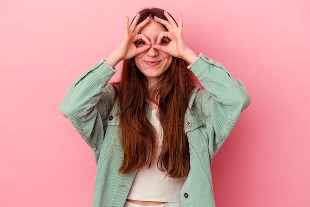 excité en gardant le geste correct sur les yeux.