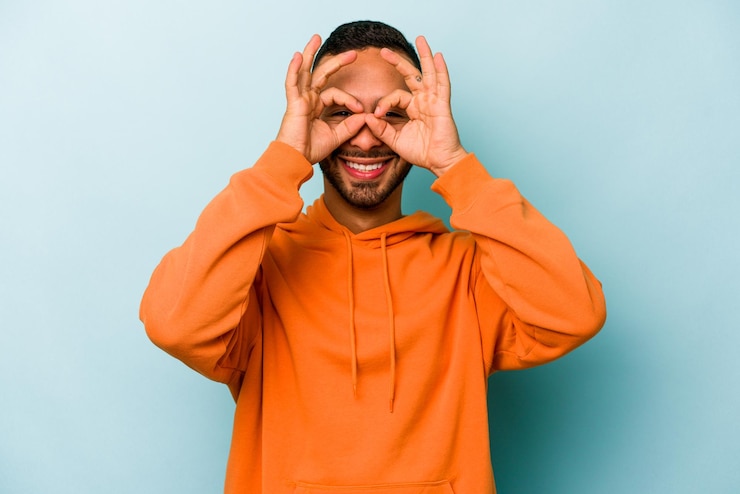 Photo excité en gardant le geste ok sur l'œil