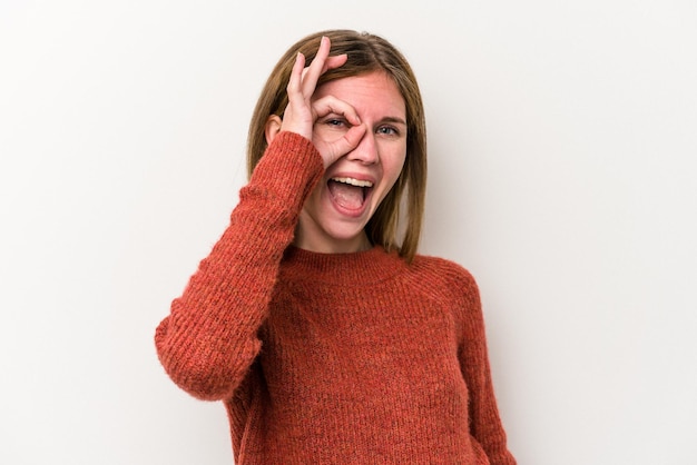 excité en gardant le geste ok sur les yeux.