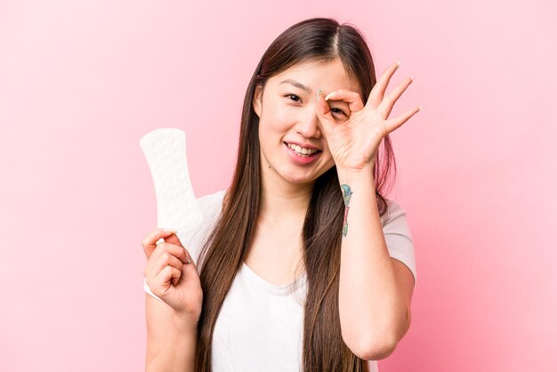 Excité en gardant le geste ok sur les yeux