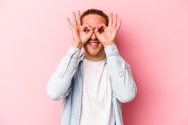 Excité en gardant le geste ok sur les yeux