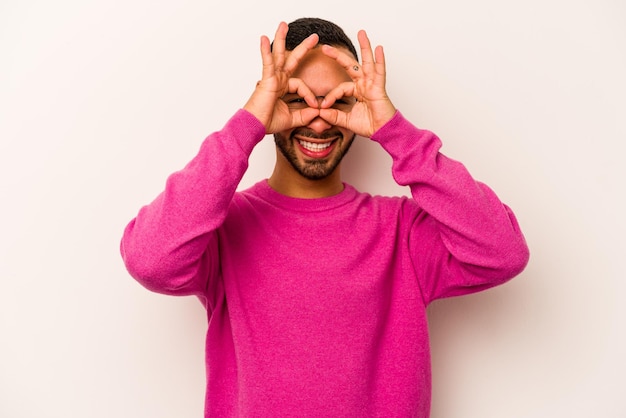 Excité en gardant le geste ok sur les yeux