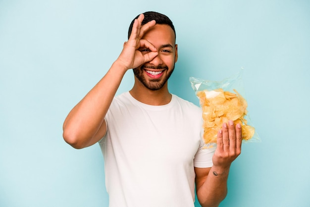 Excité en gardant le geste ok sur les yeux