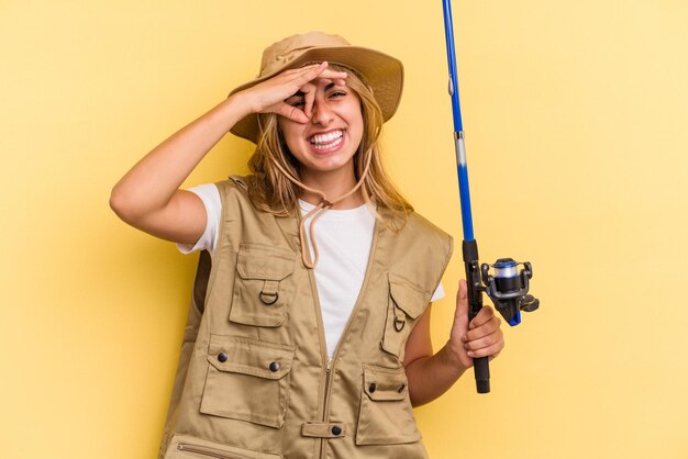 Excité en gardant le geste ok sur les yeux