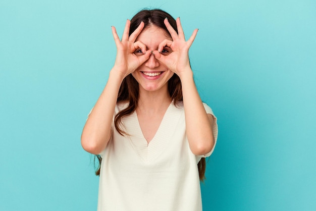 Excité en gardant le geste ok sur les yeux