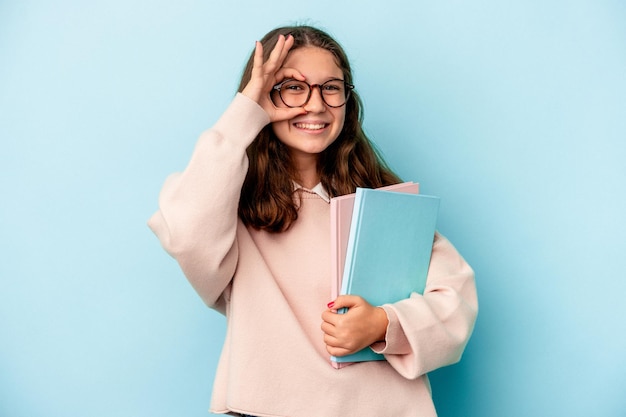 Excité en gardant le geste ok sur les yeux