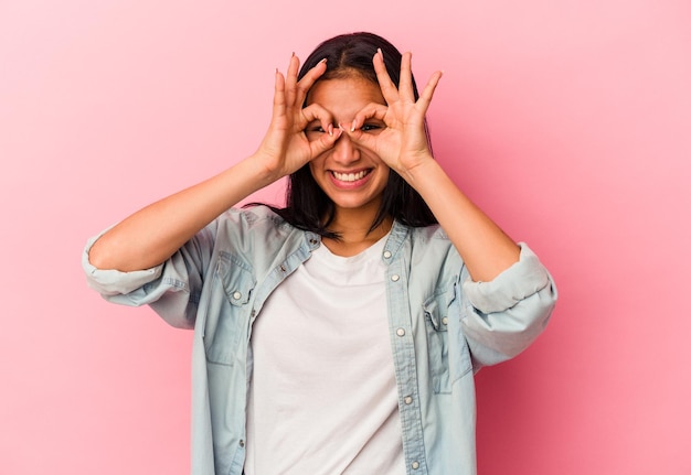 Excité en gardant le geste ok sur les yeux