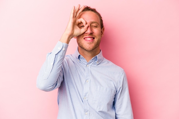 Excité en gardant le geste ok sur les yeux