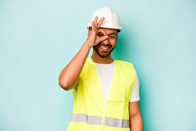 Excité en gardant le geste ok sur les yeux