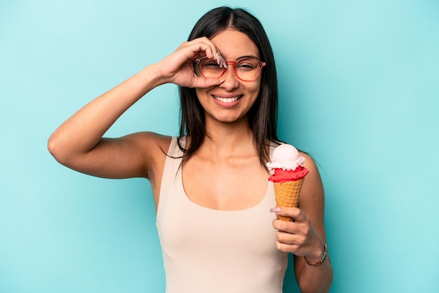 Excité en gardant le geste ok sur les yeux