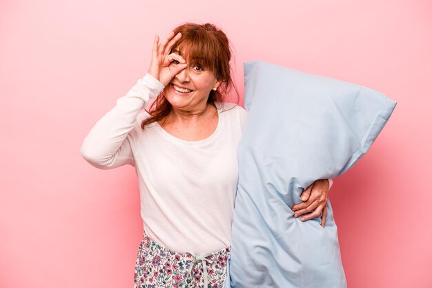 Excité en gardant le geste ok sur les yeux