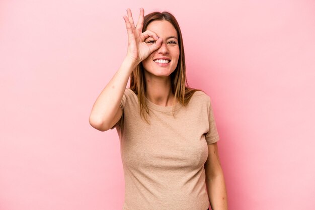 Excité en gardant le geste ok sur les yeux