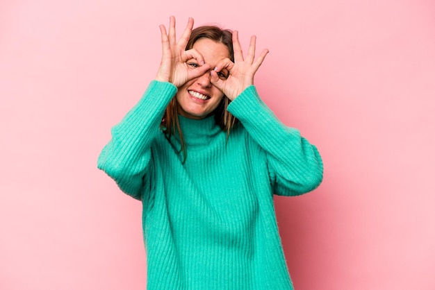 Excité en gardant le geste ok sur les yeux