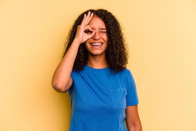 Excité en gardant le geste ok sur les yeux